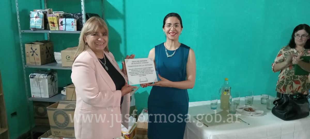 Entrega de libros a la Alcaidía de Mujeres