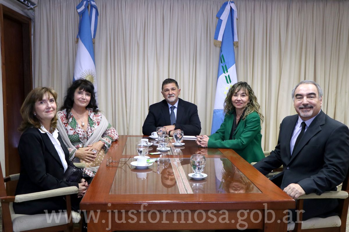 Visita protocolar al STJ de catedrática española que dará una capacitación en la Escuela Judicial
